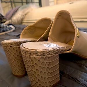 Women Beige Calvin Klein Mule Heel out Shoes, size 81/2. Preowned